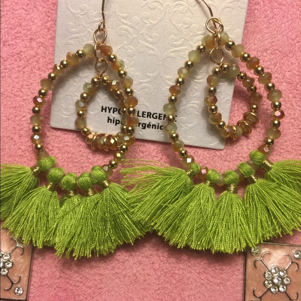 ✨NWT 💕fashionable lime green earrings